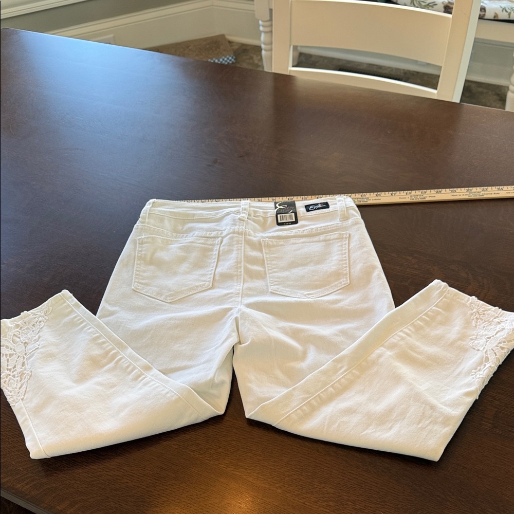 Earl Jeans White Cropped Jeans with Lace Embroidery. Womens size 6. - Picture 11 of 16